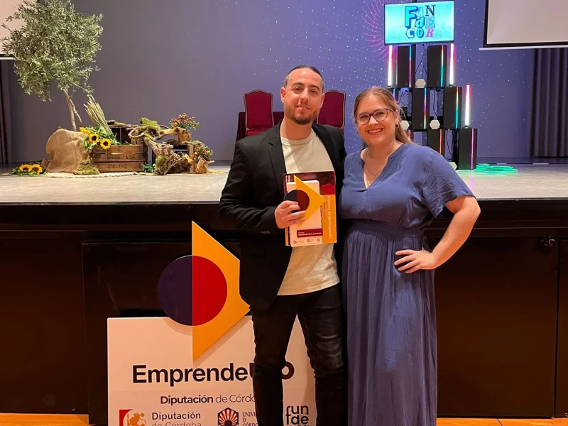 Antonio Cepas con el trofeo y el diploma del premio, junto al escenario de la gala