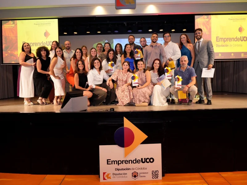 Foto de grupo de los participantes de EmprendeUCO 2026 en el escenario